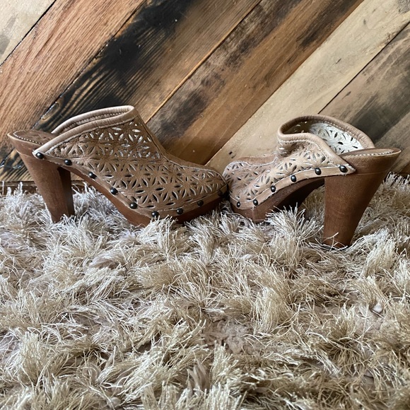 Ann Tuil Stella Perforated Leather Wood Heel Slip On Mules Size 7 - Picture 3 of 9